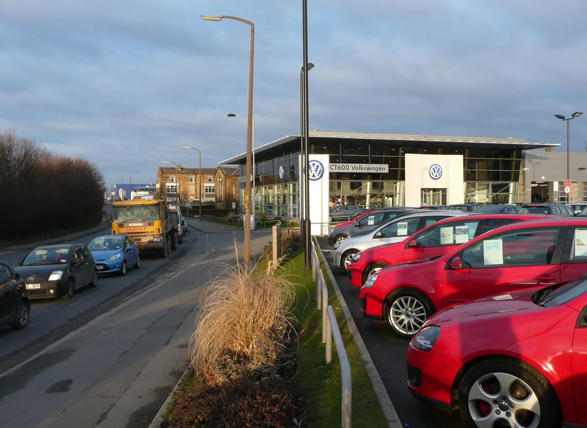 Auto showroom met nieuwe personenauto's — autoverzekering afsluiten begint bij de juiste auto en dekking