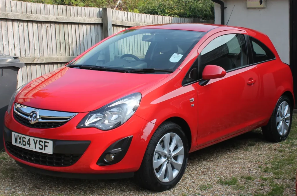 Gloednieuwe rode Vauxhall Corsa net opgehaald bij de dealer — autoverzekering nieuwe auto