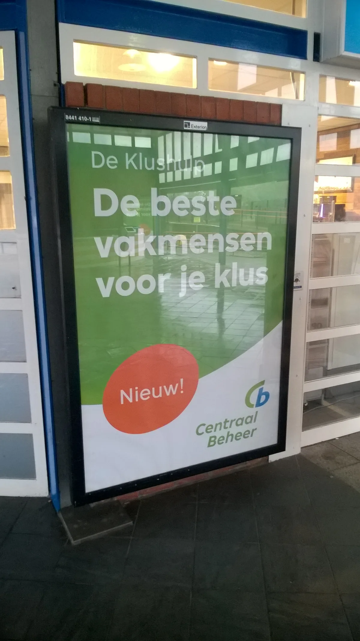Centraal Beheer advertentie op station Heerenveen — autoverzekering via Achmea-label