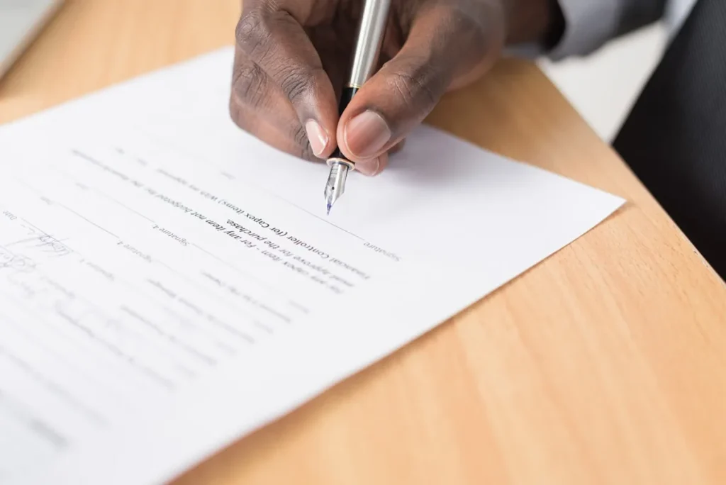 Ondernemer vergelijkt AVB-polissen — aansprakelijkheidsverzekering bedrijven prijs-kwaliteit vergelijken