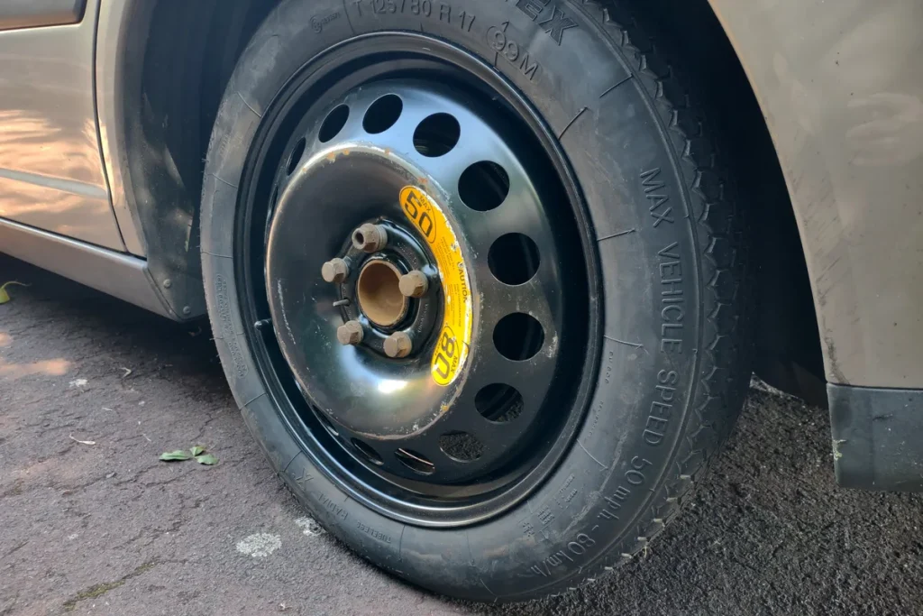 Lekke autoband op voertuig — lek gestoken banden door vandalisme gedekt door allrisk autoverzekering