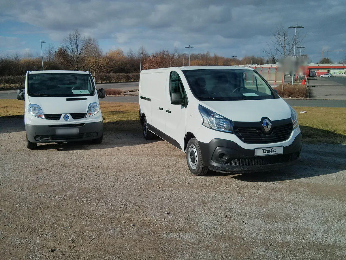 Twee witte Renault Trafic bestelwagens naast elkaar — typische bedrijfsauto's voor MKB en ZZP