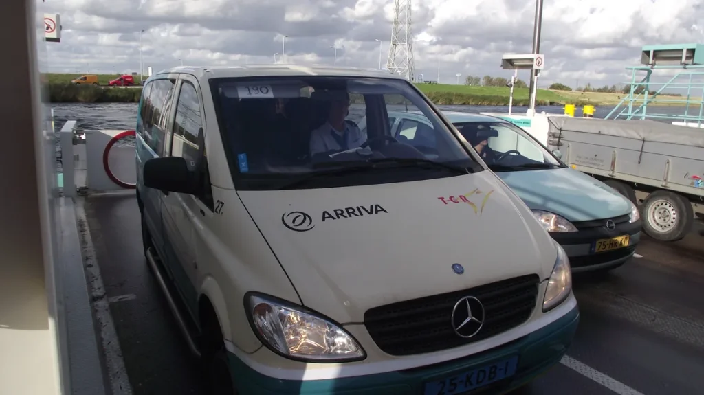Arriva taxibus Mercedes Vito voor personenvervoer op veerboot Nederland