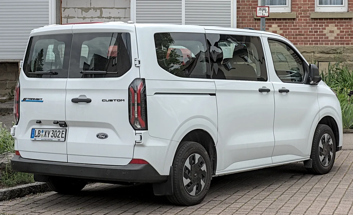 Witte Ford E-Transit Custom bedrijfswagen 2023 geparkeerd op straat