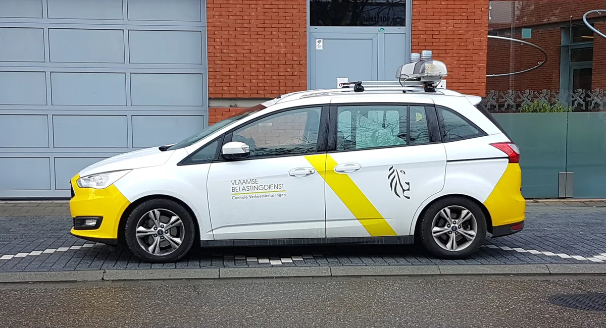 Auto van de Vlaamse Belastingdienst voor verkeersbelasting-controle, vergelijkbaar met Nederlandse fiscale handhaving