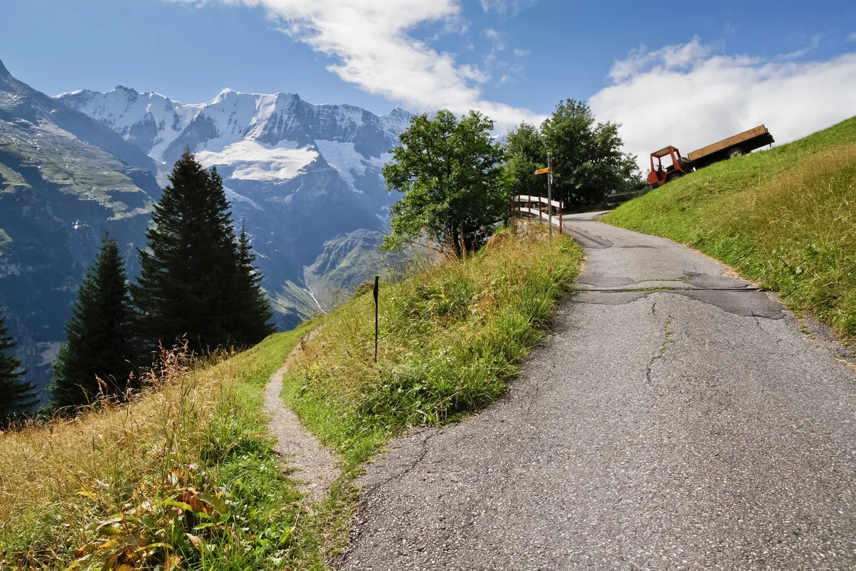 Bergwandelpad in Mürren, Berner Oberland Zwitserland, met sneeuwbergen op de achtergrond