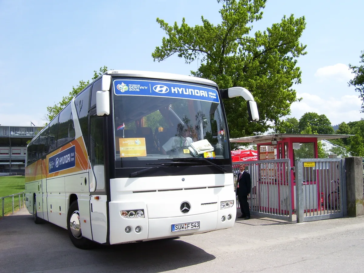 Moderne touringcar Mercedes-Benz coach bus voor busreis verzekering Nederland