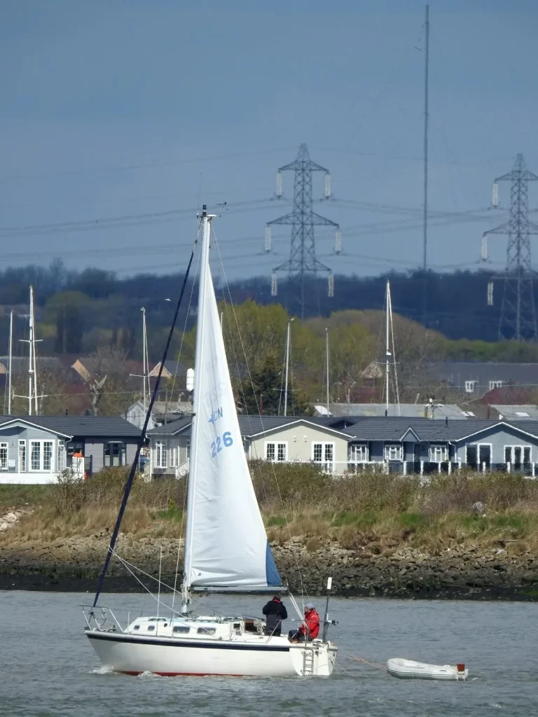 Zeiljacht op het water bij een jachthaven - beste bootverzekering 2026 vergelijking
