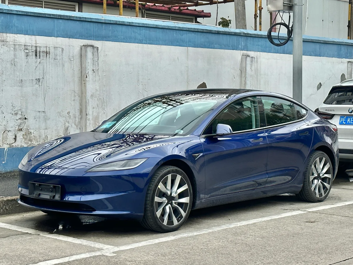 Blauwe Tesla Model 3 facelift geparkeerd — beste verzekering Tesla Model 3 per situatie 2026