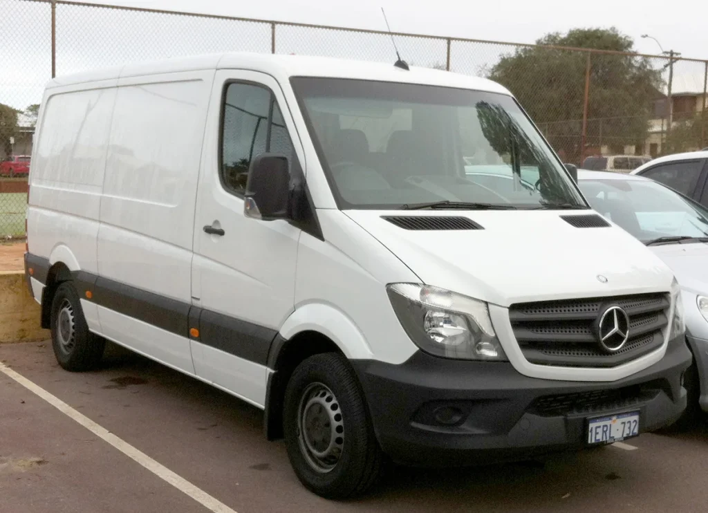 Witte Mercedes-Benz Sprinter bestelauto geparkeerd, zakelijke bestelwagen voor verzekeringsvergelijking 2026