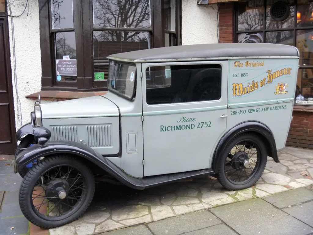Witte bestelwagen geparkeerd op straat — bestelbusverzekering berekenen 2026