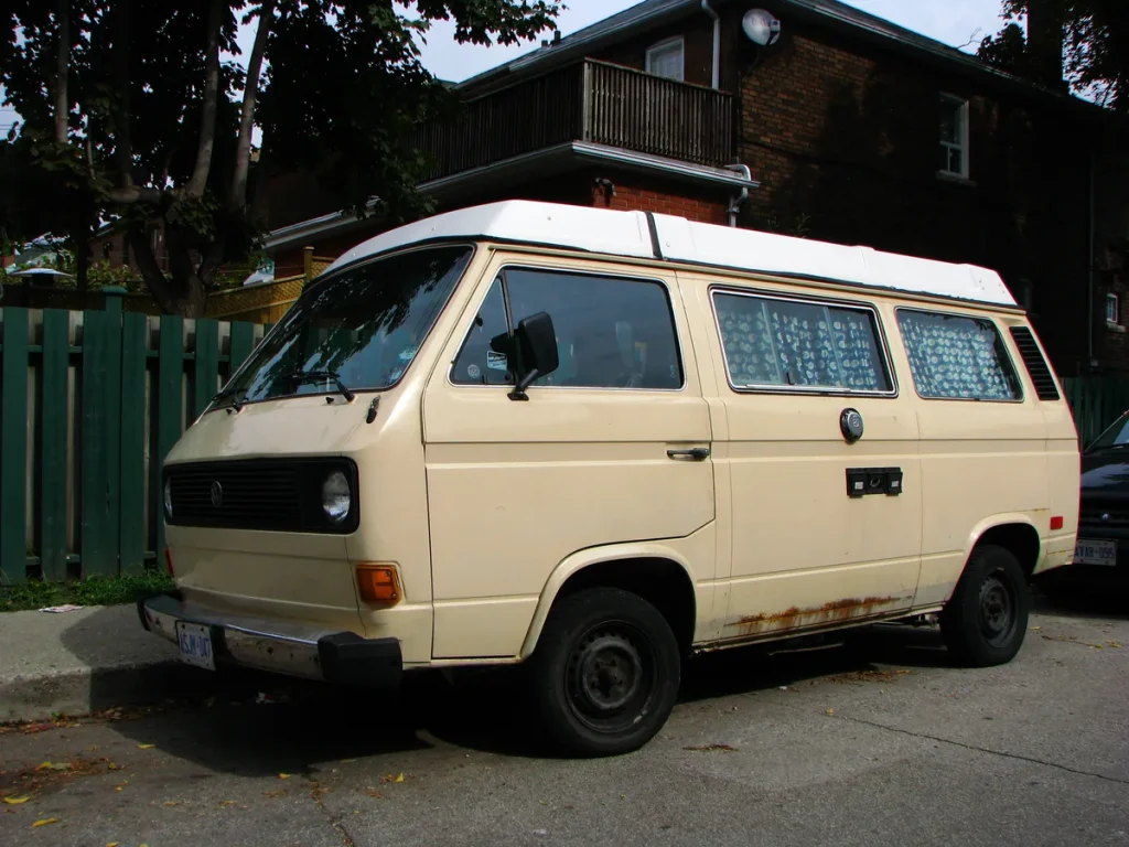VW Transporter omgebouwd tot camperbus — bestelwagen particulier verzekeren als kampeerauto
