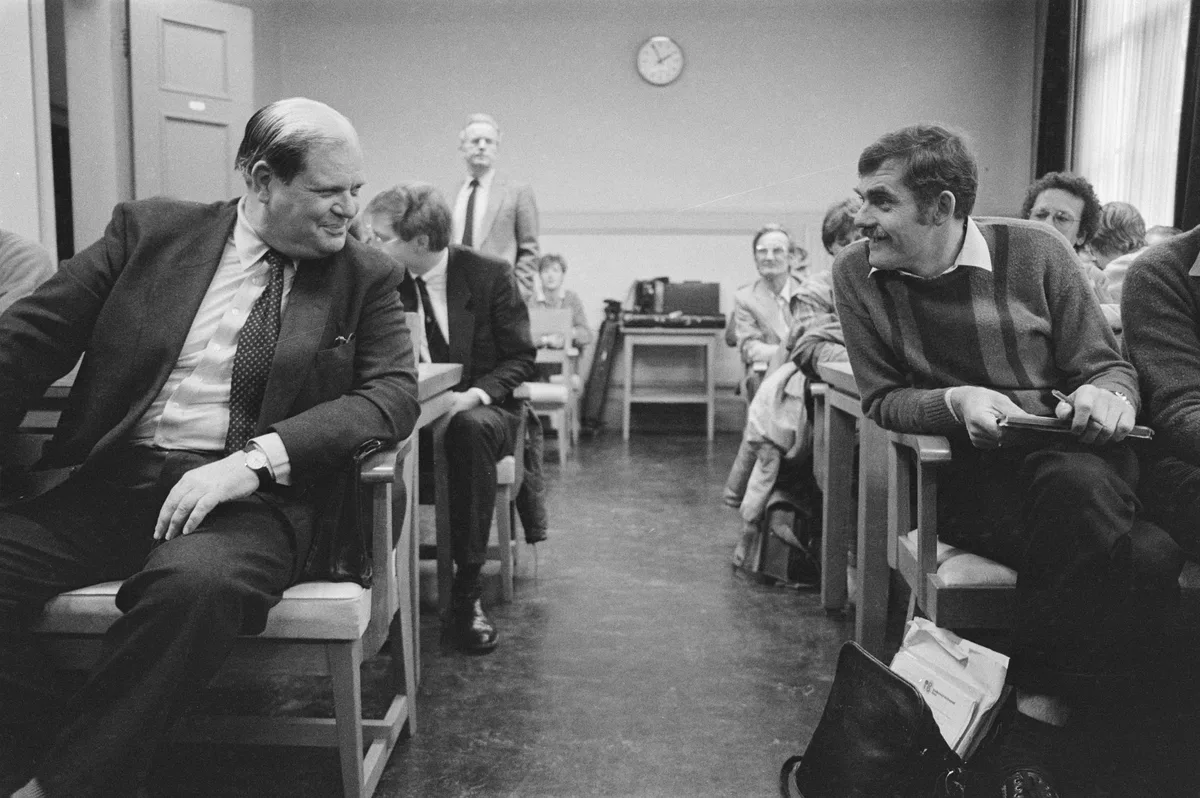 Bewindvoerder en advocaat in gesprek bij de Amsterdamse rechtbank, bewindvoering juridische procedure