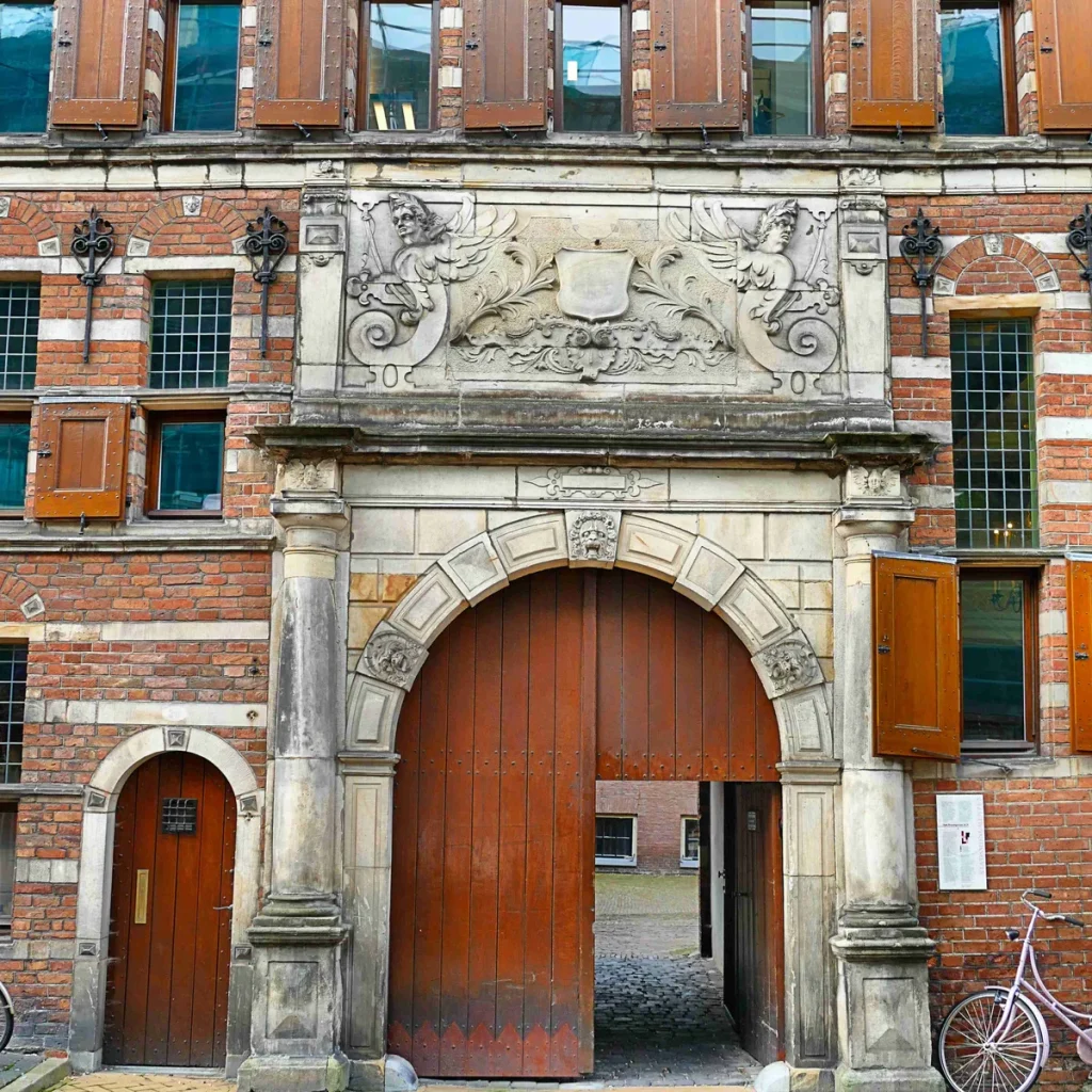 Historische ingang van het voormalig rechtbankgebouw in Groningen, symbool voor juridische rechtsbijstand in Nederland