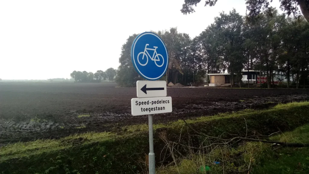 Nederlands verkeersbord Speed-pedelecs toegestaan op fietspad — bijzondere voertuigen Wam-verzekeringsplicht