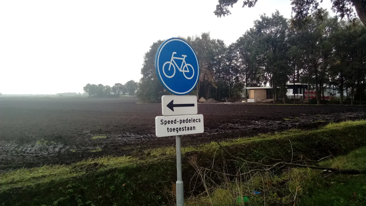 Nederlands verkeersbord Speed-pedelecs toegestaan op fietspad — bijzondere voertuigen Wam-verzekeringsplicht