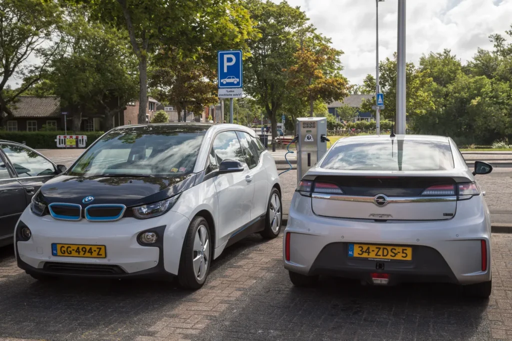 BMW i3 elektrische auto aan laadstation in Den Burg, Nederland