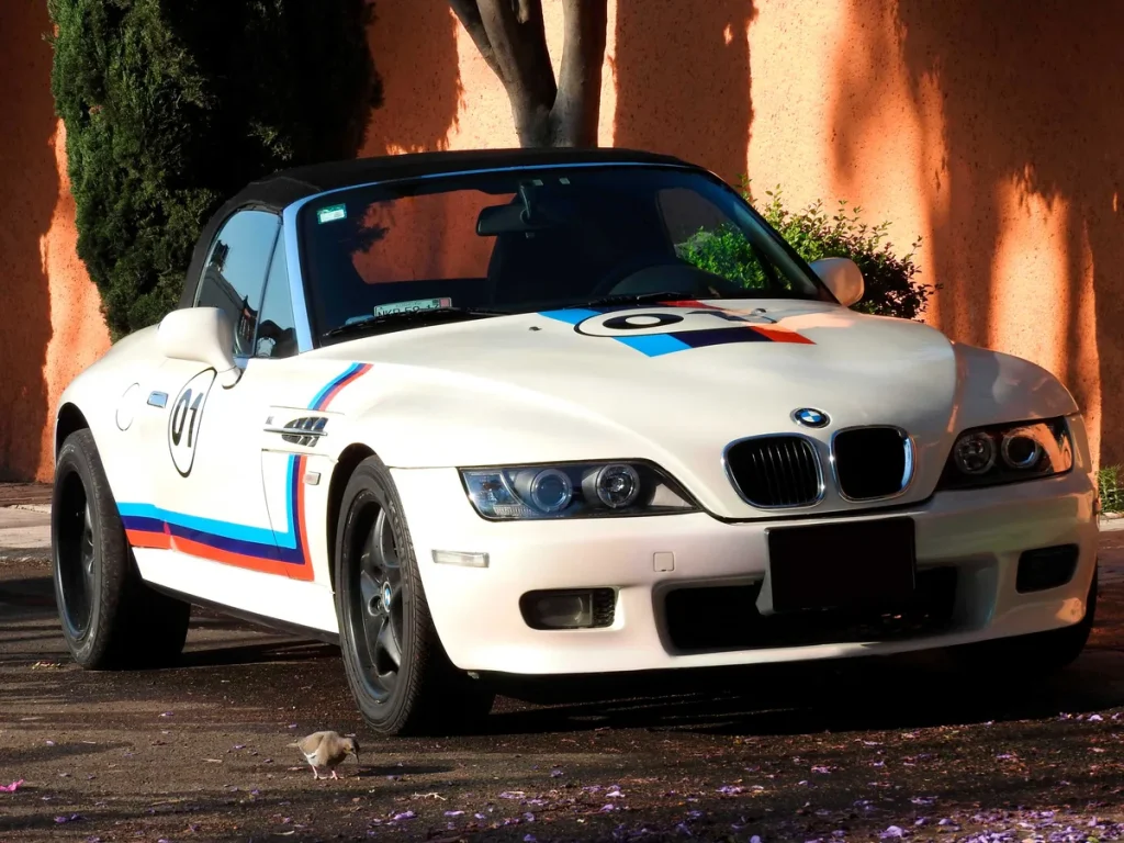 BMW Z3 roadster wit met M-racing livery, softtop cabrio uit de jaren negentig