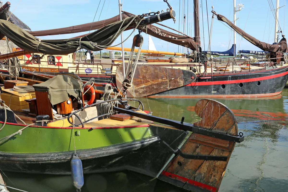 Zeilboot gemeerd in de Buitenhaven van Enkhuizen, Nederland — bootverzekering 2026