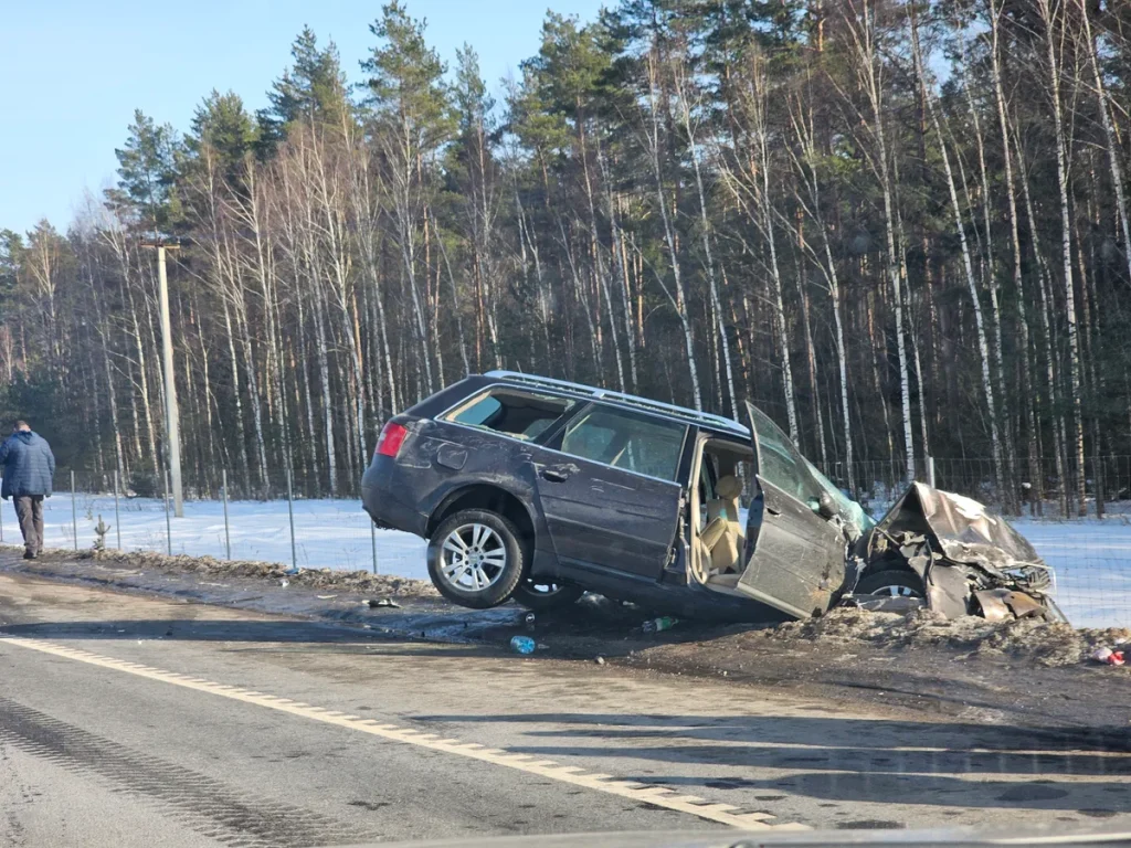 Auto na ernstige botsing op de weg met zichtbare frontschade — botsing autoverzekering schade claimen