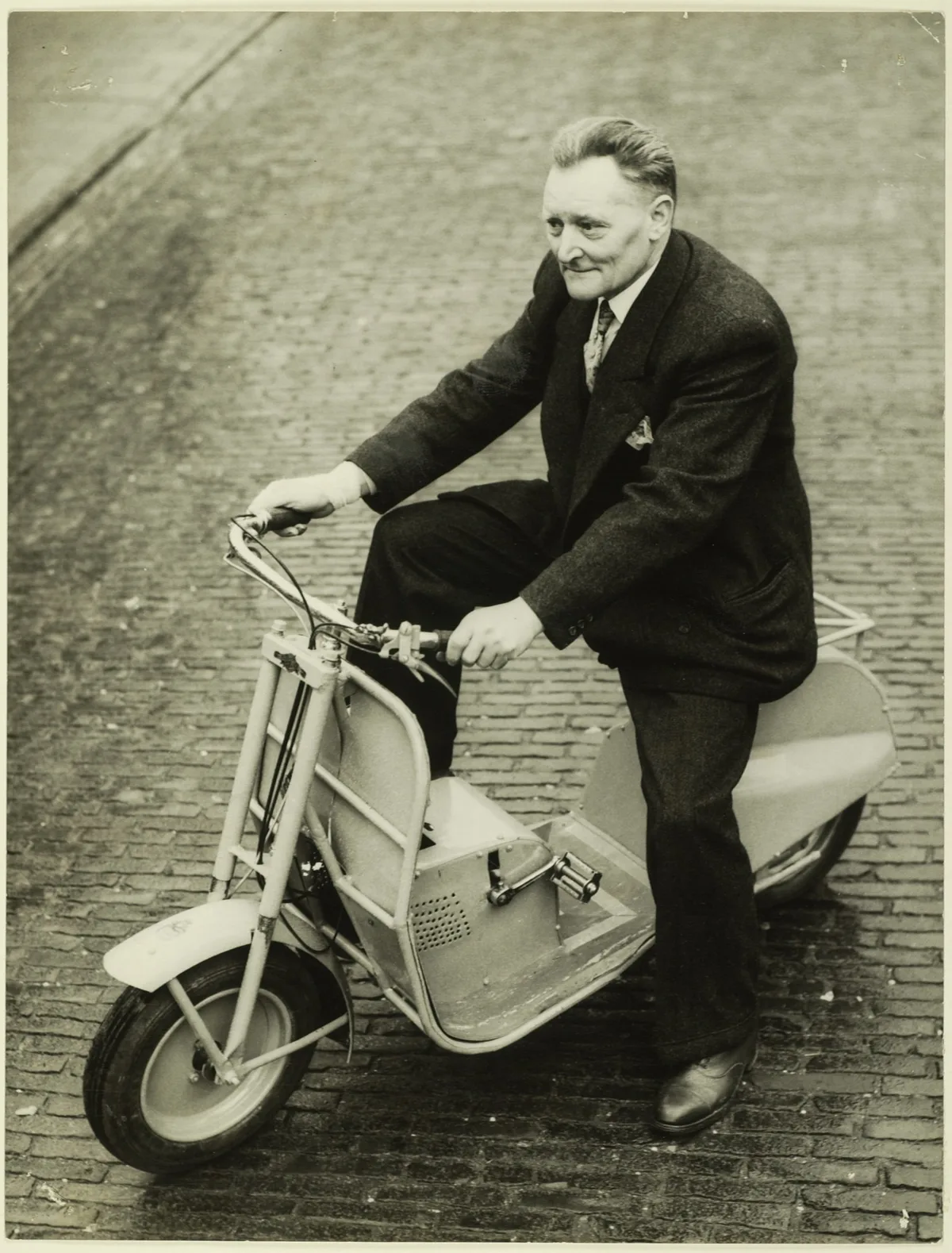 Klassieke Nederlandse bromfiets scooter — goedkoop verzekerd als oldtimer of WA-only in 2026