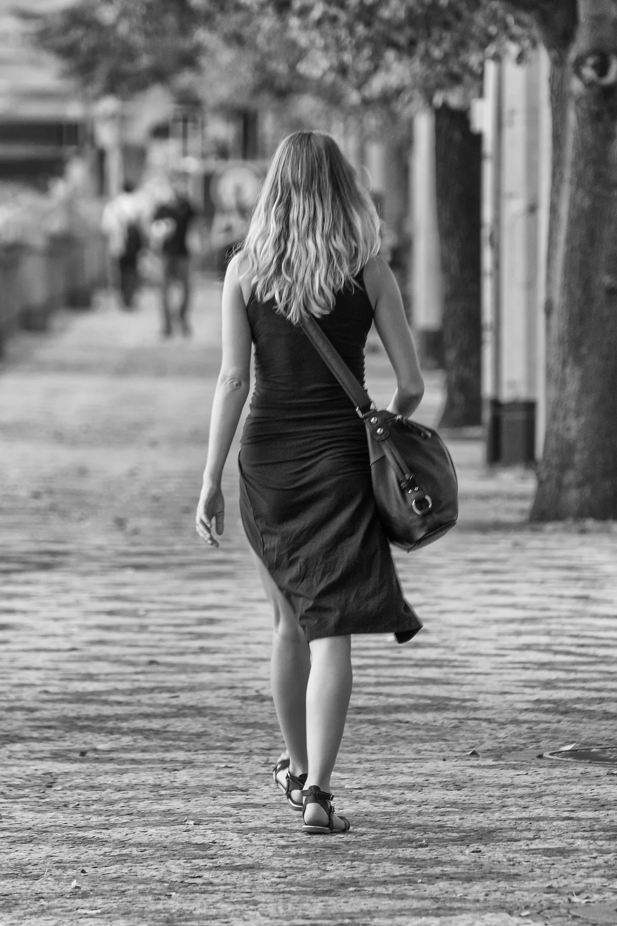 Vrouw loopt met tas op straat – buitenshuis-dekking voor bezittingen onderweg in 2026