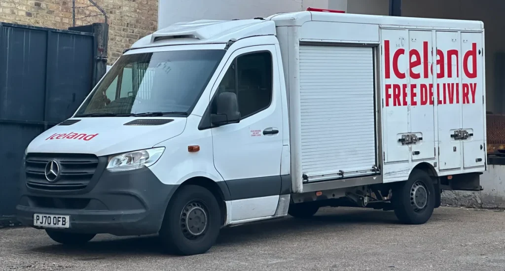 Witte Mercedes-Benz Sprinter bestelbus geparkeerd op straat — type voertuig dat je verzekert als bedrijfsbus