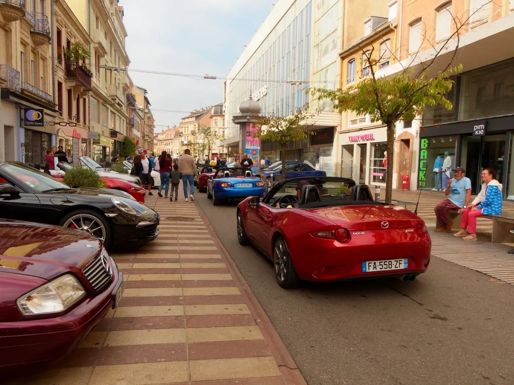 Mazda MX-5 cabriolet met open dak op straat — voorbeeld van een te verzekeren cabrio in 2026
