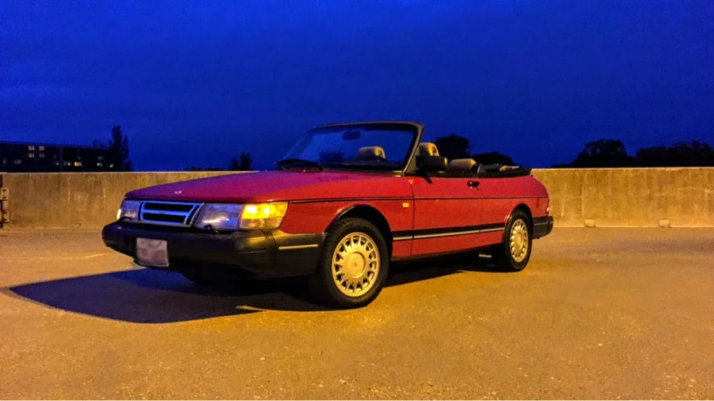 Klassieke Saab 900 S Cabriolet met open dak, symbool voor bespaartips op cabrio verzekering premie