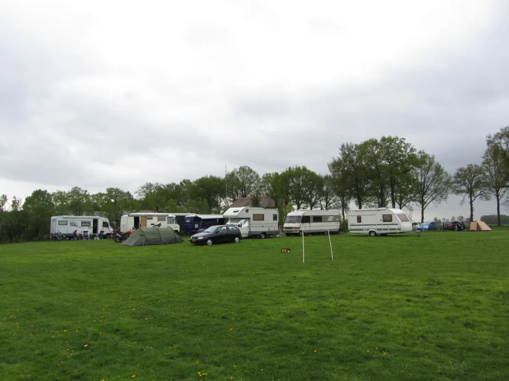 Caravans en campers op een Nederlands kampeerterrein bij Luttenberg, caravanverzekering 2026