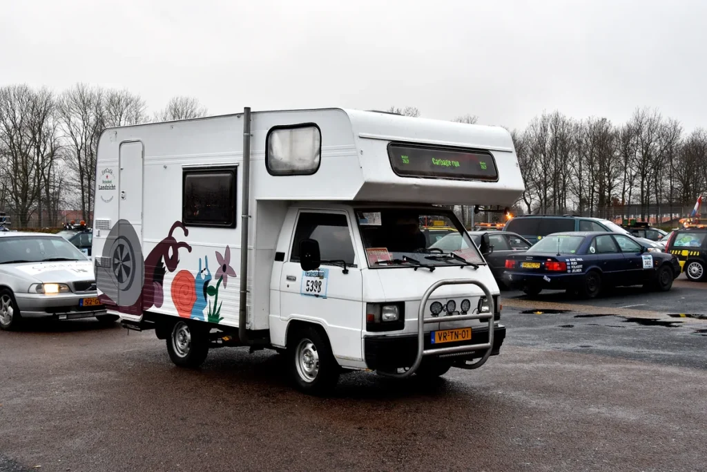 Startopstelling van de Carbage Run wintereditie 2019 in Kopenhagen met oude auto barrel