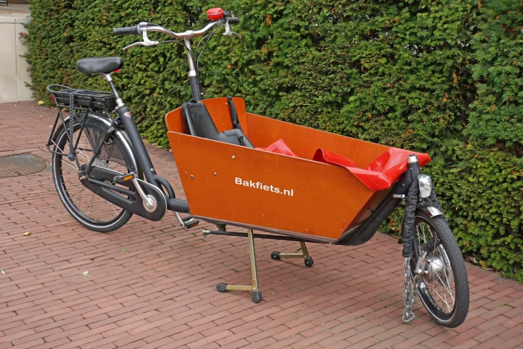 Elektrische cargobike bakfiets in Amsterdam voor gezin met kinderen in de bak