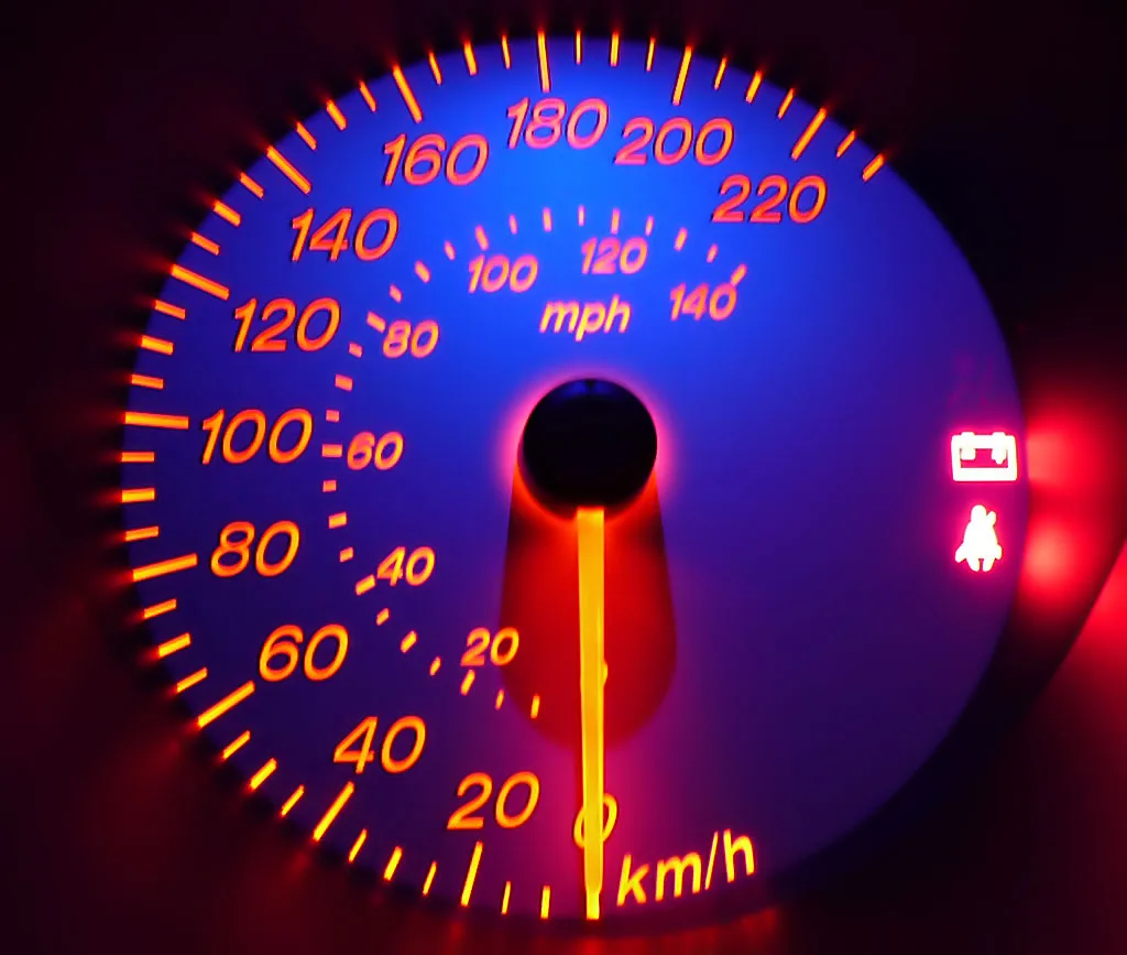 Mazda 3 autodashboard met snelheidsmeter — autoverzekering premie berekenen 2026