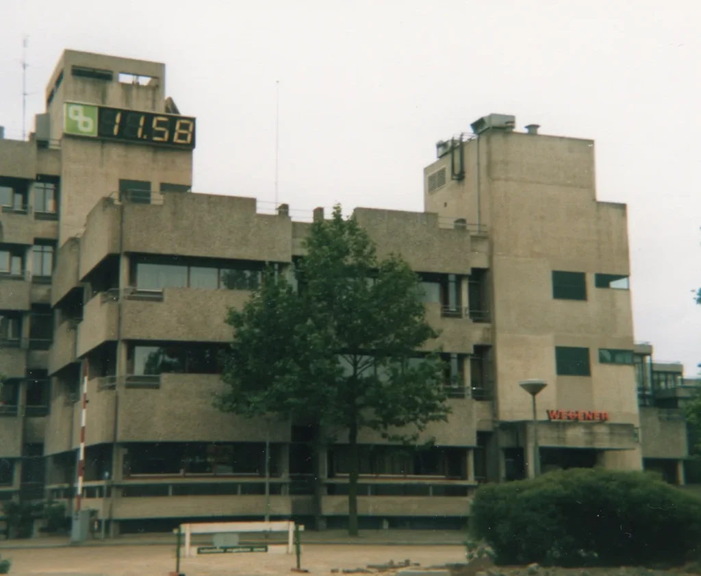 Kantoorgebouw Centraal Beheer Apeldoorn met het groene CB-logo zichtbaar op het dak, 1985
