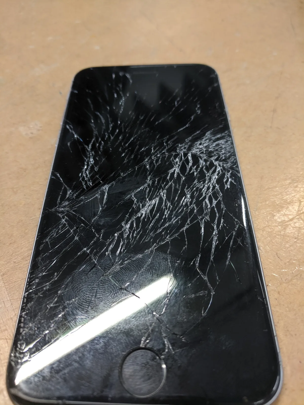 iPhone met volledig gebroken scherm — illustratie van schade waarvoor een Chubb telefoonverzekering vergoedt