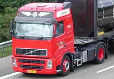 Rode Volvo FH vrachtauto op Nederlandse snelweg - CMR-verzekering internationaal wegtransport