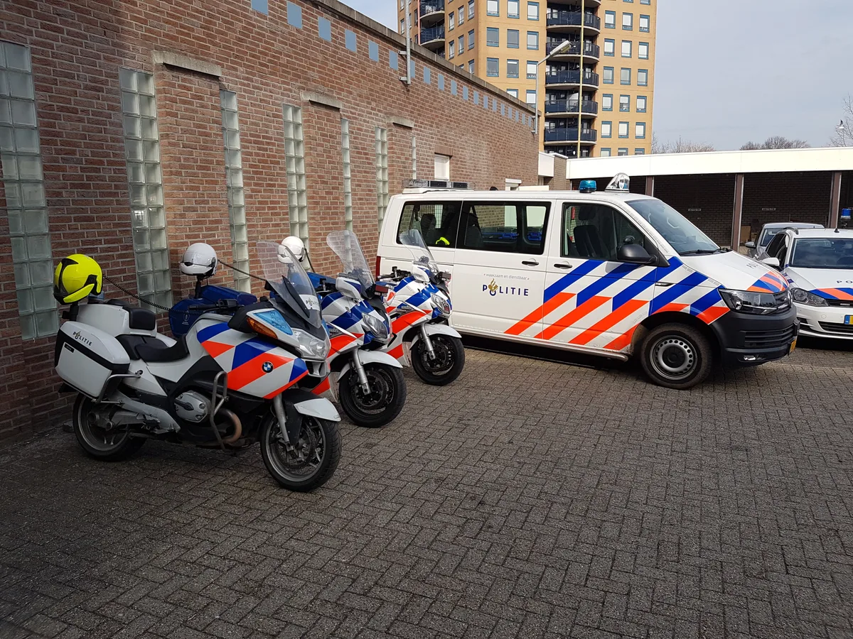 Nederlandse motorfiets en auto samen geparkeerd, illustratie combi verzekering auto motor