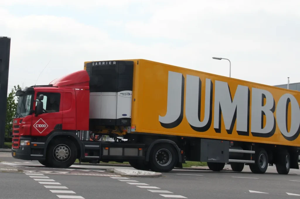 Scania vrachtwagen met Jumbo koeltrailer op Nederlandse weg — commerciële trailer verzekeren 2026