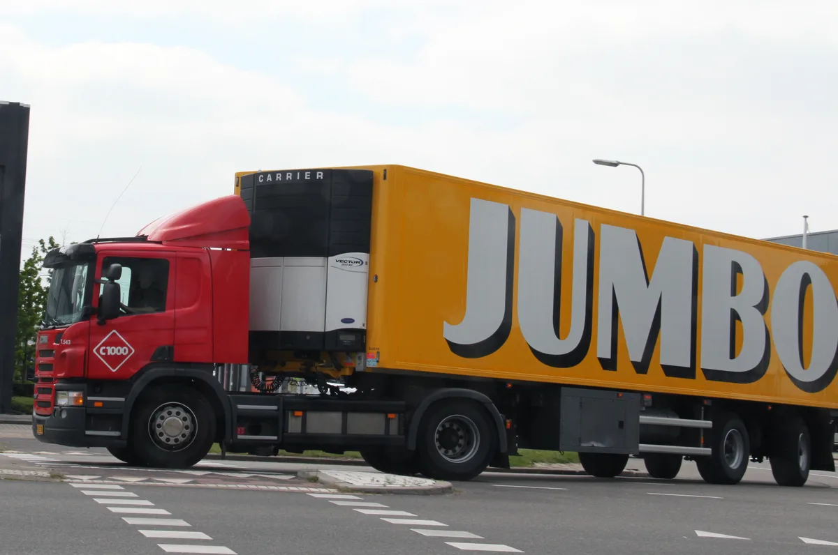 Scania vrachtwagen met Jumbo koeltrailer op Nederlandse weg — commerciële trailer verzekeren 2026