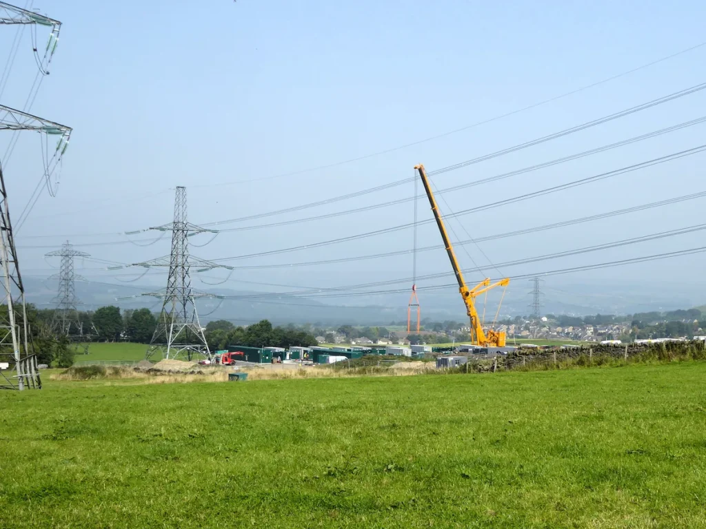 Torenkraan op een bouwterrein — Construction All Risk verzekering dekt schade aan werk in uitvoering