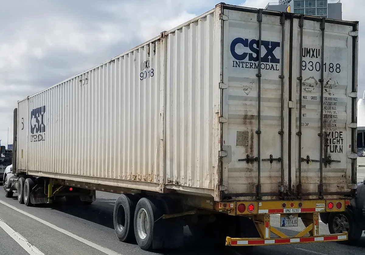 Intermodale zeecontainer op een trailer — container trailer verzekering Nederland 2026
