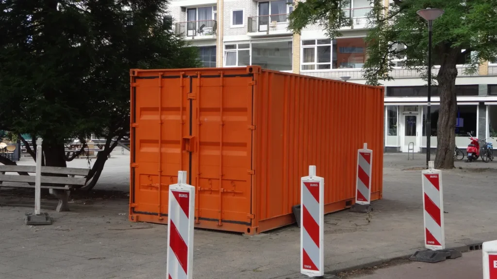 Oranje opslagcontainer op bouwplaats in Rotterdam — voorbeeld bouwcontainer verzekering 2026