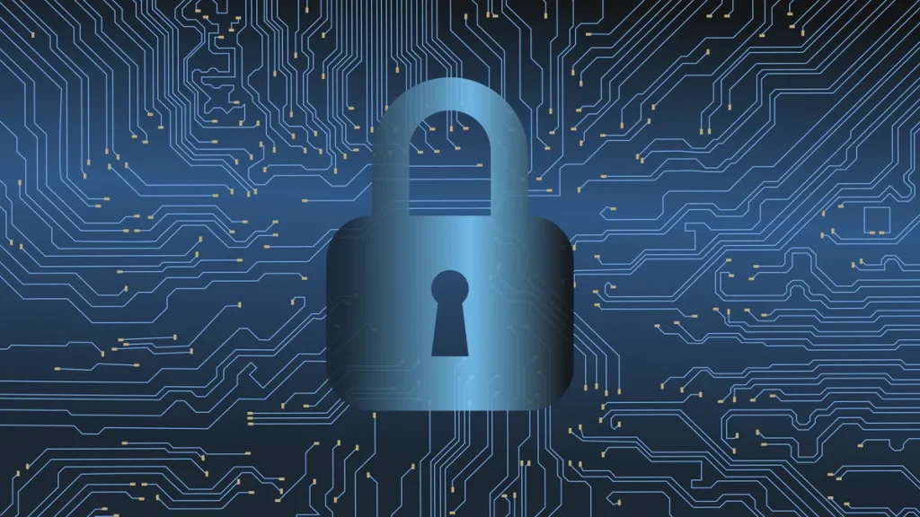Digitaal slot op circuit board als symbool voor cybersecurity en NIS2-beveiliging voor MKB-bedrijven