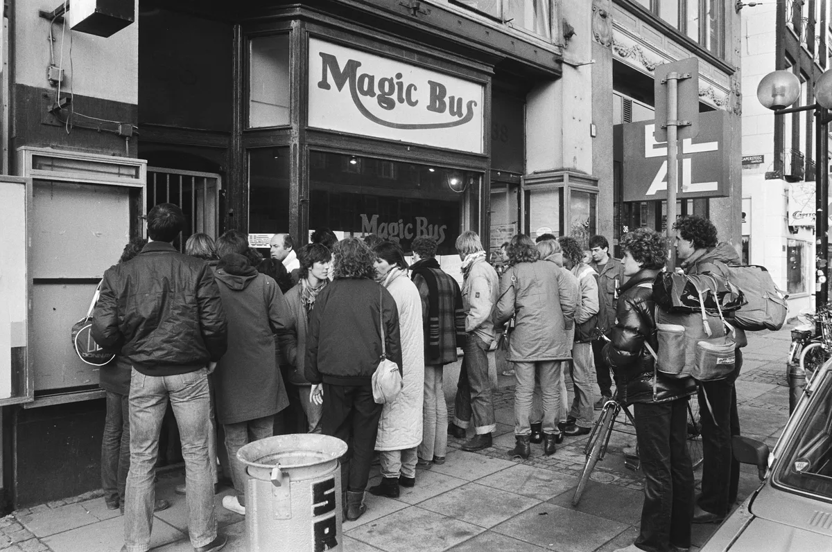 Mensen staan voor kantoor van reisbureau Magic Bus na faillissementsbekendmaking Nederland