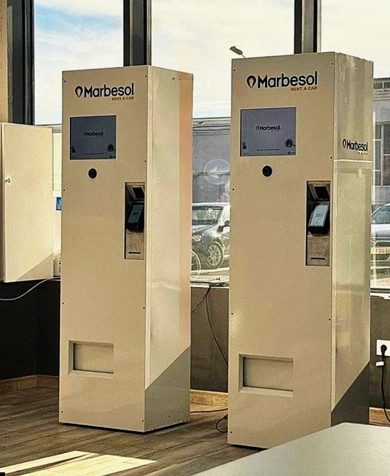 Zelfbedieningskiosken voor huurauto's op luchthaven Málaga, Spanje — dagverzekering auto buitenland