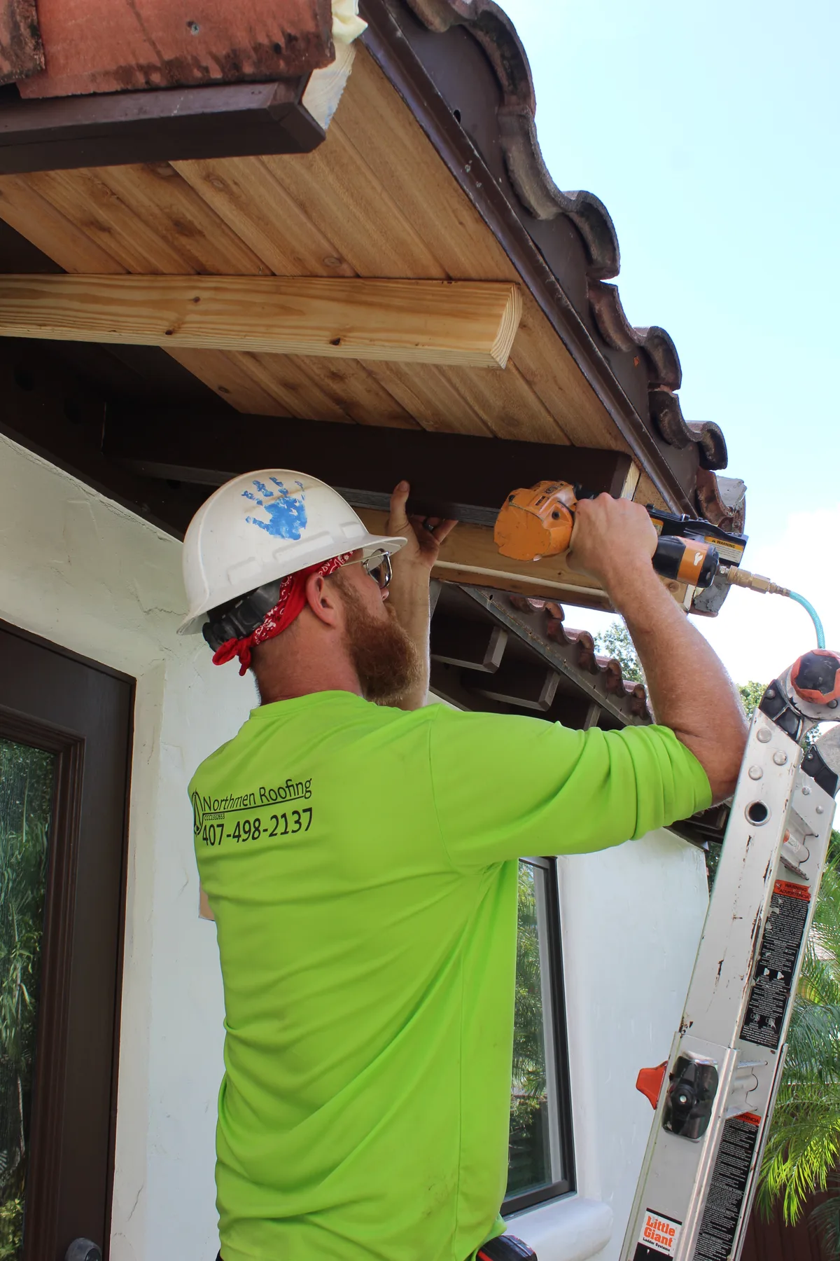 Dakdekker repareert dakpannen op een woning — dakreparatie verzekering 2026
