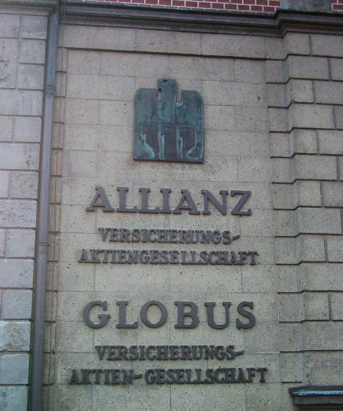 Allianz verzekeringsbord op historisch gebouw, symbool voor directe online verzekeringen in Nederland