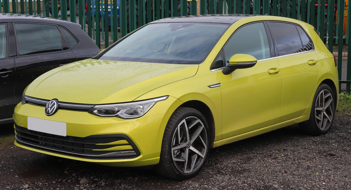 Zilvergrijs Volkswagen Golf 2020 geparkeerd op straat — populaire gezinsauto om online te verzekeren