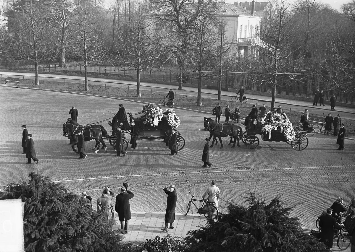 Historische rouwstoet in Den Haag — uitvaartverzekering en dodenverzekering dekken begrafeniskosten voor nabestaanden