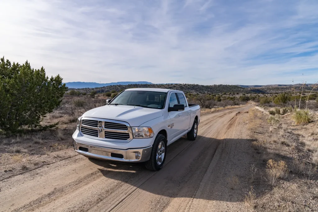 Dodge RAM 1500 pickup truck van opzij, grote Amerikaanse pickup voor verzekering vergelijking 2026